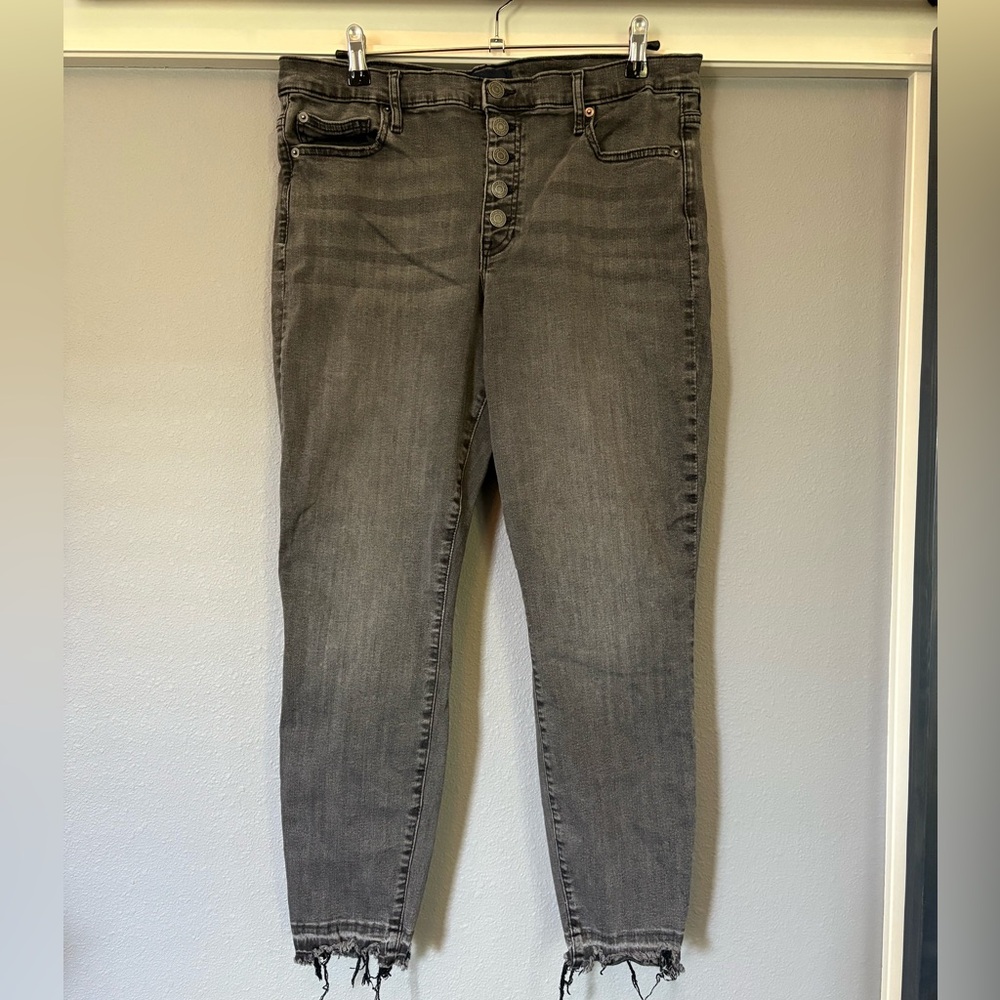 Gap denim skinny jean size 31 regular. Inseam 25”.